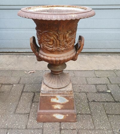Rostige gusseisen vase mit sockel