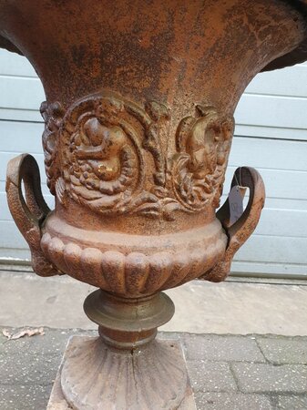 Rostige gusseisen vase mit sockel