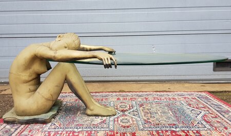 Glastisch mit Frau aus Bronze