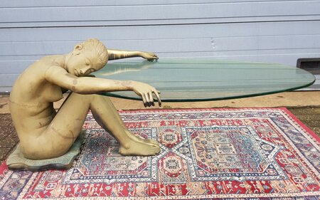 Glastisch mit Frau aus Bronze