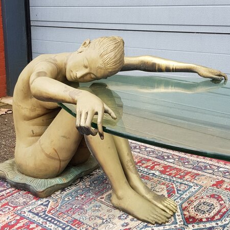 Glastisch mit Frau aus Bronze