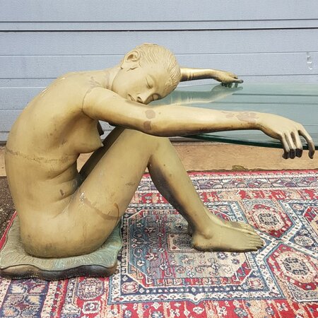 Glastisch mit Frau aus Bronze