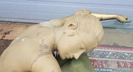 Glastisch mit Frau aus Bronze