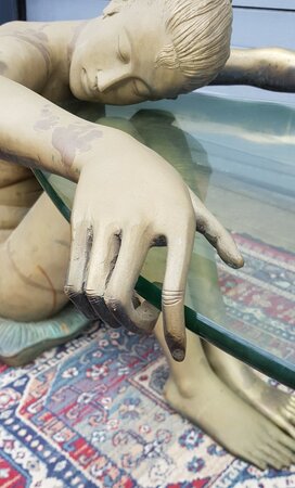 Glastisch mit Frau aus Bronze