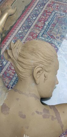 Glastisch mit Frau aus Bronze