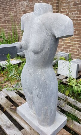 Torso aus hartgestein