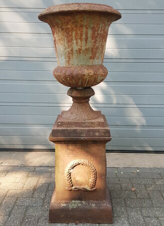 Antike gusseisen amphore mit sockel