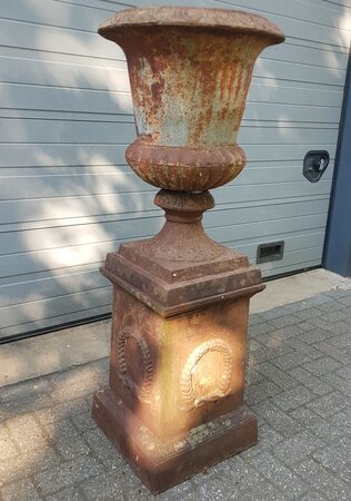 Antike gusseisen amphore mit sockel