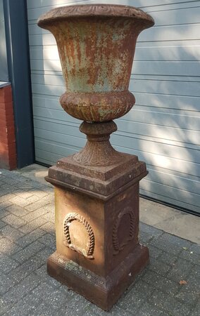 Antike gusseisen amphore mit sockel