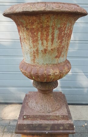 Antike gusseisen amphore mit sockel