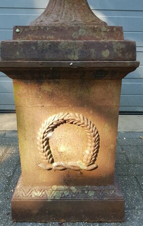 Antike gusseisen amphore mit sockel