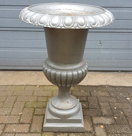 Große antike gusseisen vase
