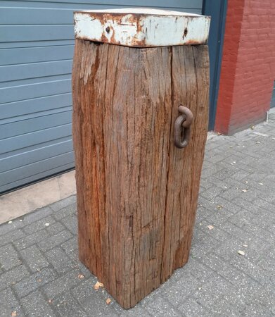 Alte hartholz poller mit gusseisen pfostenkopf