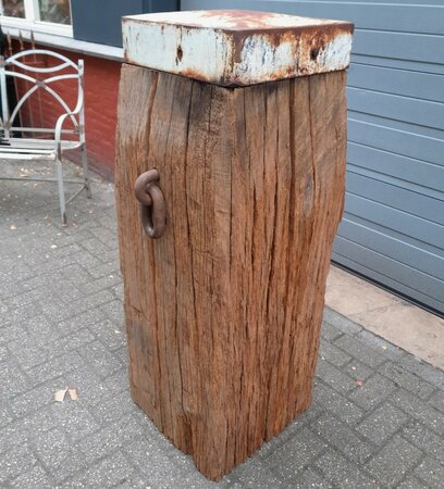 Alte hartholz poller mit gusseisen pfostenkopf