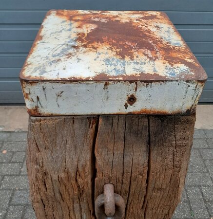 Alte hartholz poller mit gusseisen pfostenkopf