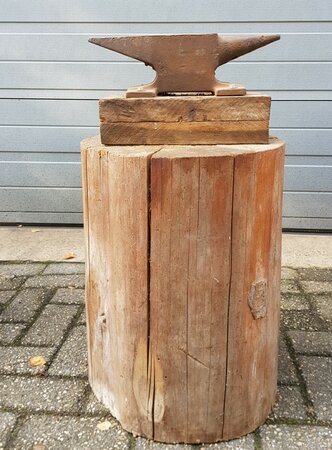 Gusseisen Amboss mit sockel