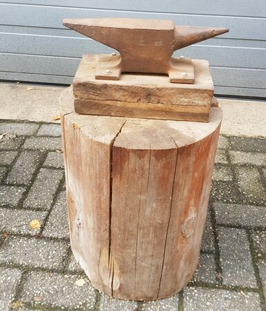 Gusseisen Amboss mit sockel