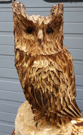 Große holzschnitzerei Eule mit ohren
