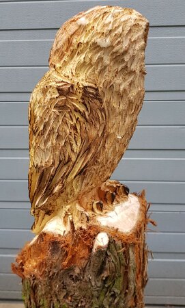 Große holzschnitzerei Schleiereule