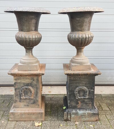 Antike gusseisen blumentopf mit sockel