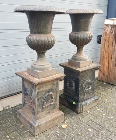 Antike gusseisen blumentopf mit sockel