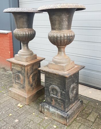 Antike gusseisen blumentopf mit sockel