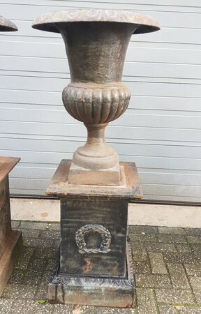 Antike gusseisen blumentopf mit sockel