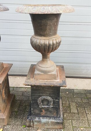 Antike gusseisen blumentopf mit sockel