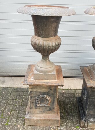 Antike gusseisen blumentopf mit sockel