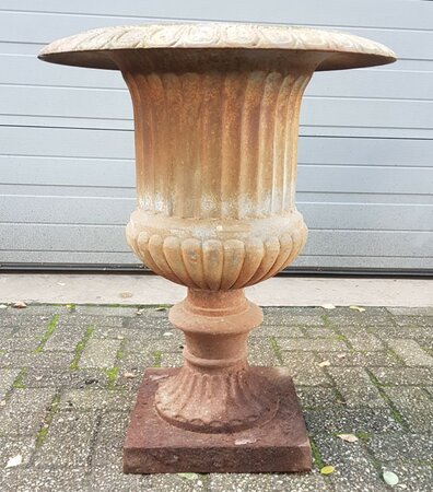Shabby antike gusseisen vase