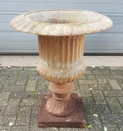 Shabby antike gusseisen vase