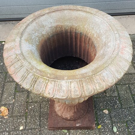 Shabby antike gusseisen vase