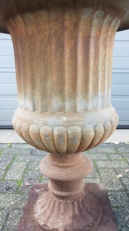 Shabby antike gusseisen vase