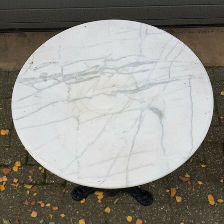 Runder bistrotisch mit marmorplatte