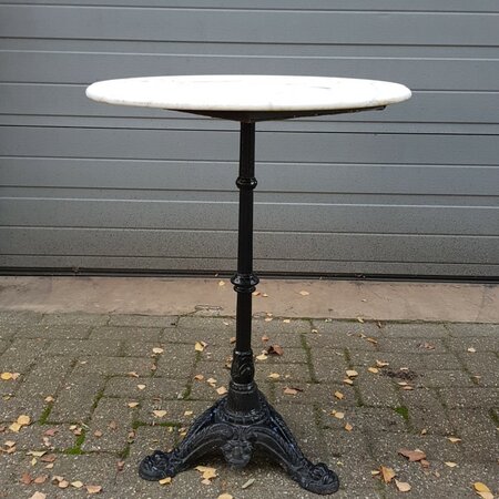 Runder bistrotisch mit marmorplatte