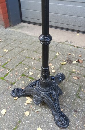 Runder bistrotisch mit marmorplatte