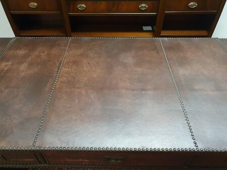 Einzigartiger Chesterfield schreibtisch komplett aus leder