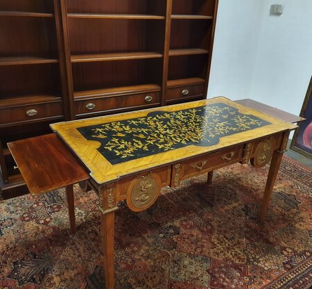 Antikes Französisches schreibtisch mit Intarsien und Bronzeornamenten