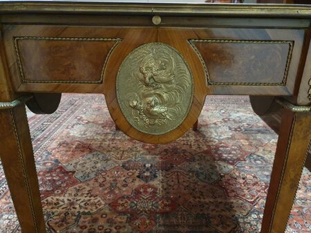 Antikes Französisches schreibtisch mit Intarsien und Bronzeornamenten