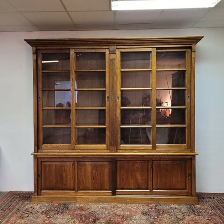 Antike bibliothek bücherregal