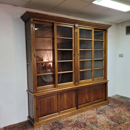 Antike bibliothek bücherregal