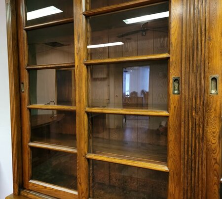 Antike bibliothek bücherregal
