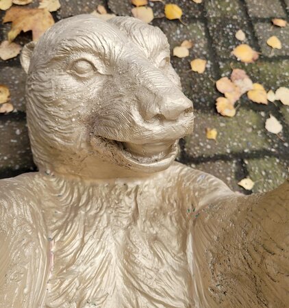 Glastisch mit Bär aus Bronze