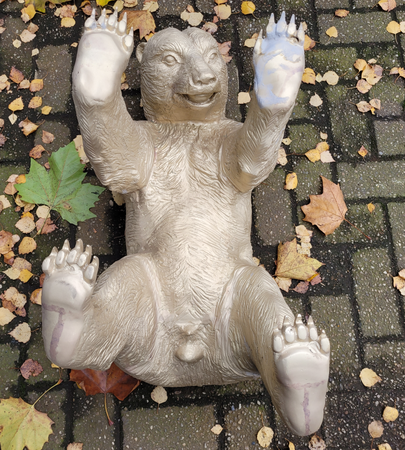 Glastisch mit Bär aus Bronze