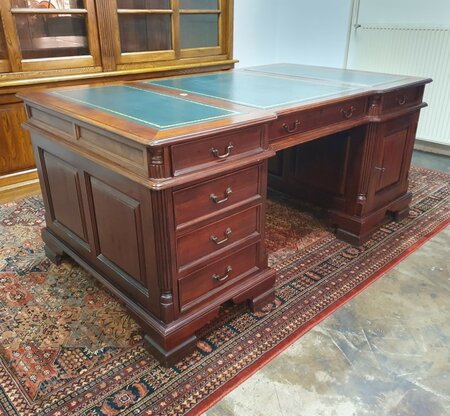 Klassischer Chesterfield mahagoni doppel schreibtisch