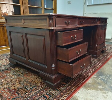 Klassischer Chesterfield mahagoni doppel schreibtisch
