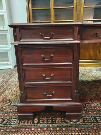 Klassischer Chesterfield mahagoni doppel schreibtisch