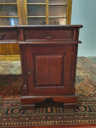 Klassischer Chesterfield mahagoni doppel schreibtisch