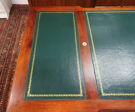 Klassischer Chesterfield mahagoni doppel schreibtisch