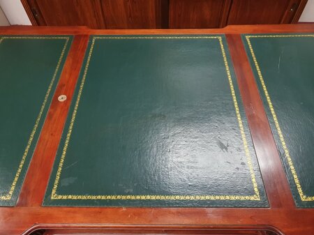 Klassischer Chesterfield mahagoni doppel schreibtisch